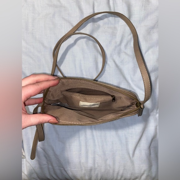 Small tan colored crossbody purse. - Picture 4 of 4